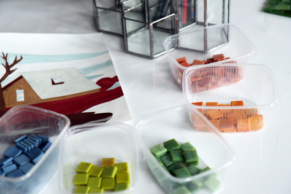 При работе с материалом лучше всего использовать одноразовые контейнеры - это очень облегчает поиск нужного кусочка из тысячи других.