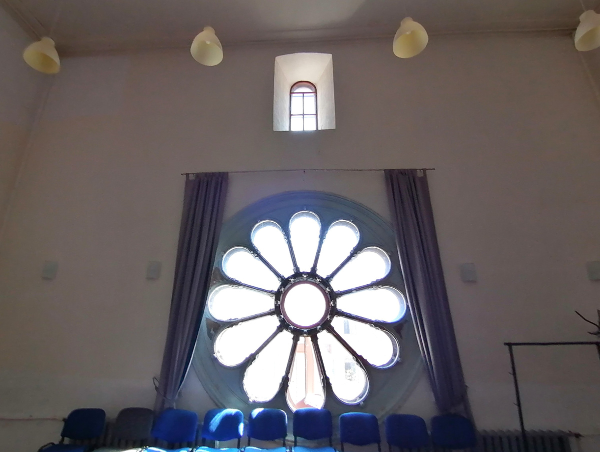 Окно-роза - большое круглое окно в архитектуре готического стиля