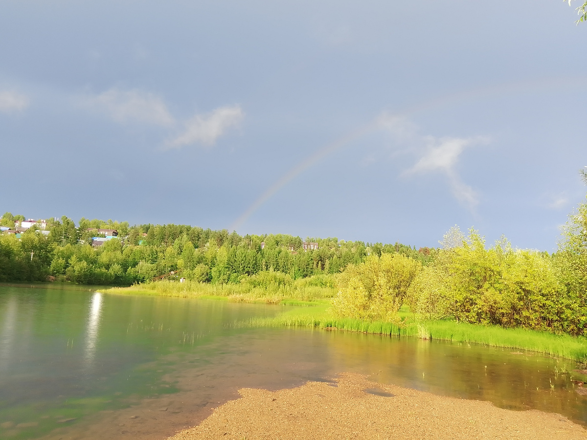 Природа-пропагандистка, а если серьёзно, то радуга во время дождя у реки Ортло-Сала – это очень красиво.  