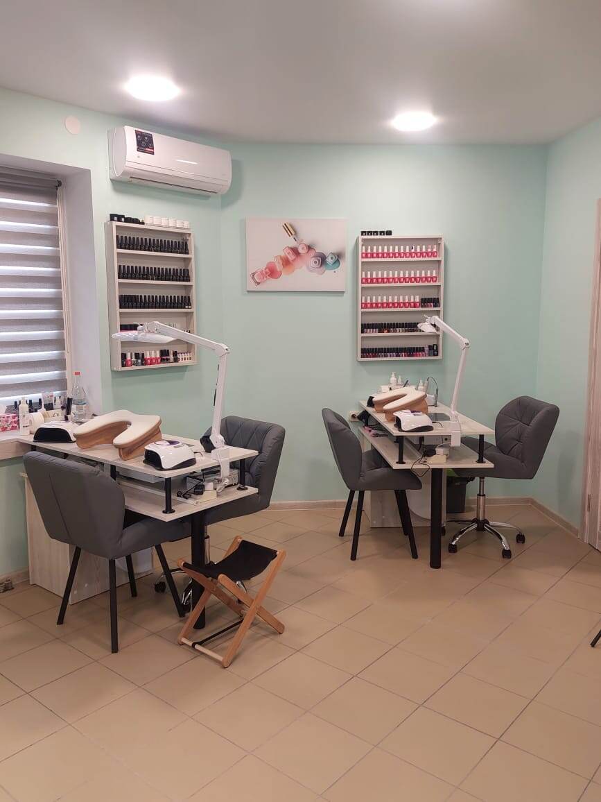 Маникюр в салоне