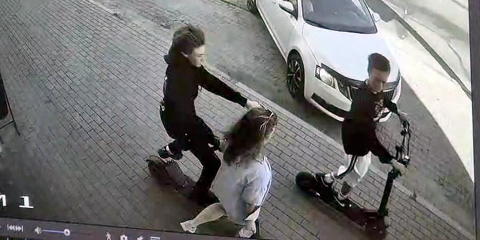Парень на самокате сбил девушку на улице, но то, что он сделал затем, — даже хуже. Видео