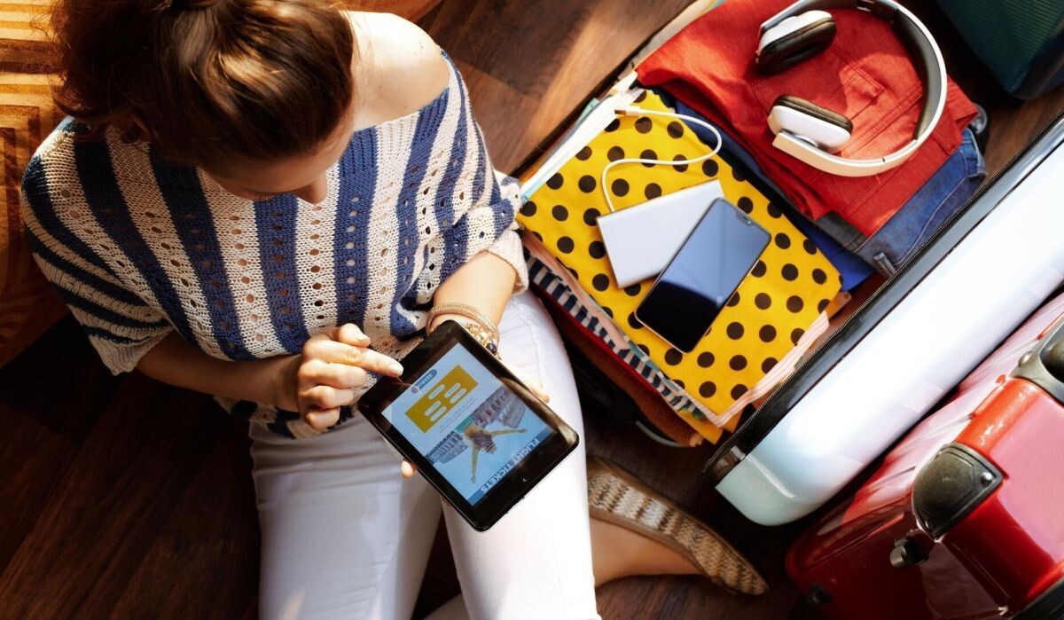     Девушка с планшетом. Источник: © iStock.com Автор фото: CentralITAlliance