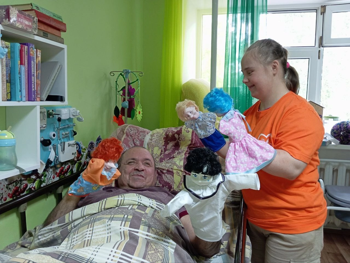 Молодые жильцы развлекают пожилых. Фото: соцсети дома-интерната.