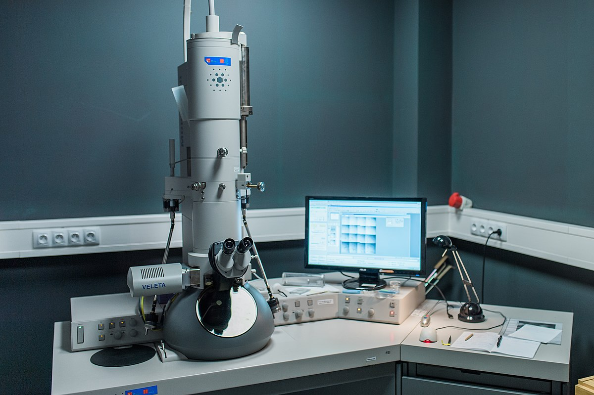 Электронный микроскоп. Позволяет получить увеличение несколько сотен тысяч раз. С его помощью можно разглядеть ультраструктуру клетки (в частности, рибосомы были открыты только после того, как был изобретен электронный микроскоп.