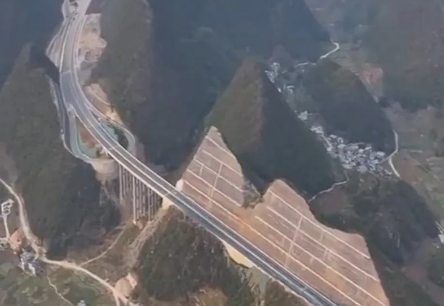    В Китае прорезали гору ради самого высокого моста в мире: как строили инженерное чудо