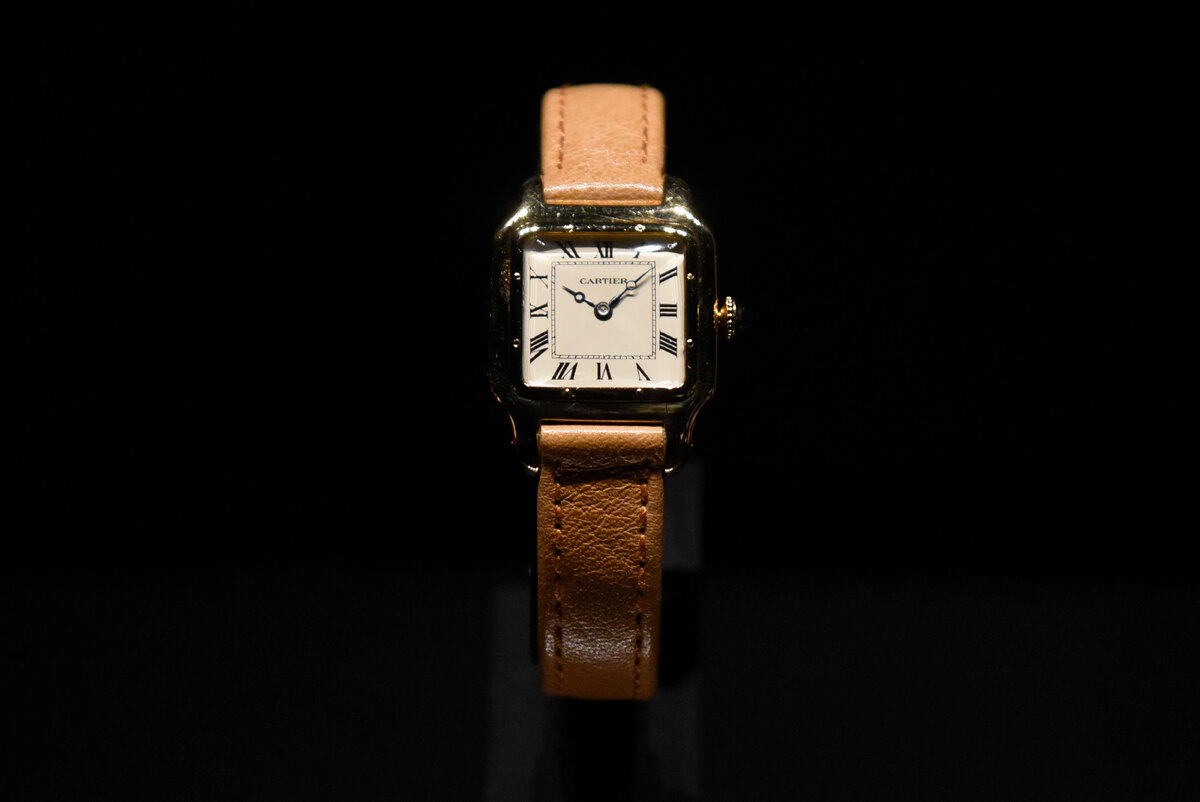    Первые наручные часы Cartier Santos-Dumont имели квадратный циферблат, римские цифры и кожаный ремешок. На фото - современная адаптация классической модели.Legion-Media