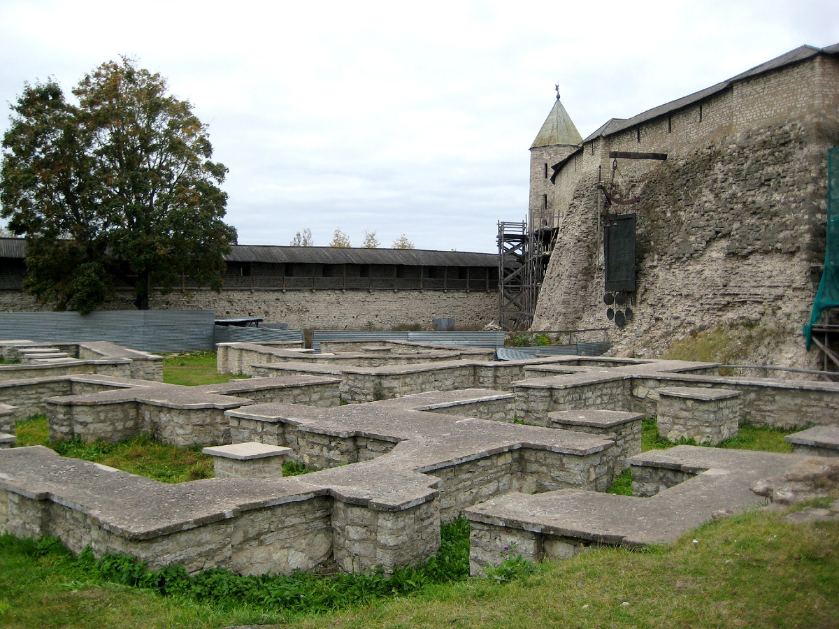 Довмонтов город — каменная постройка XIII века, пристроенная для дополнительного укрепления Крома, расширения площади крепости и защиты городского посада Пскова. Название произошло от имени Довмонта, псковского князя 1266—1299 годов