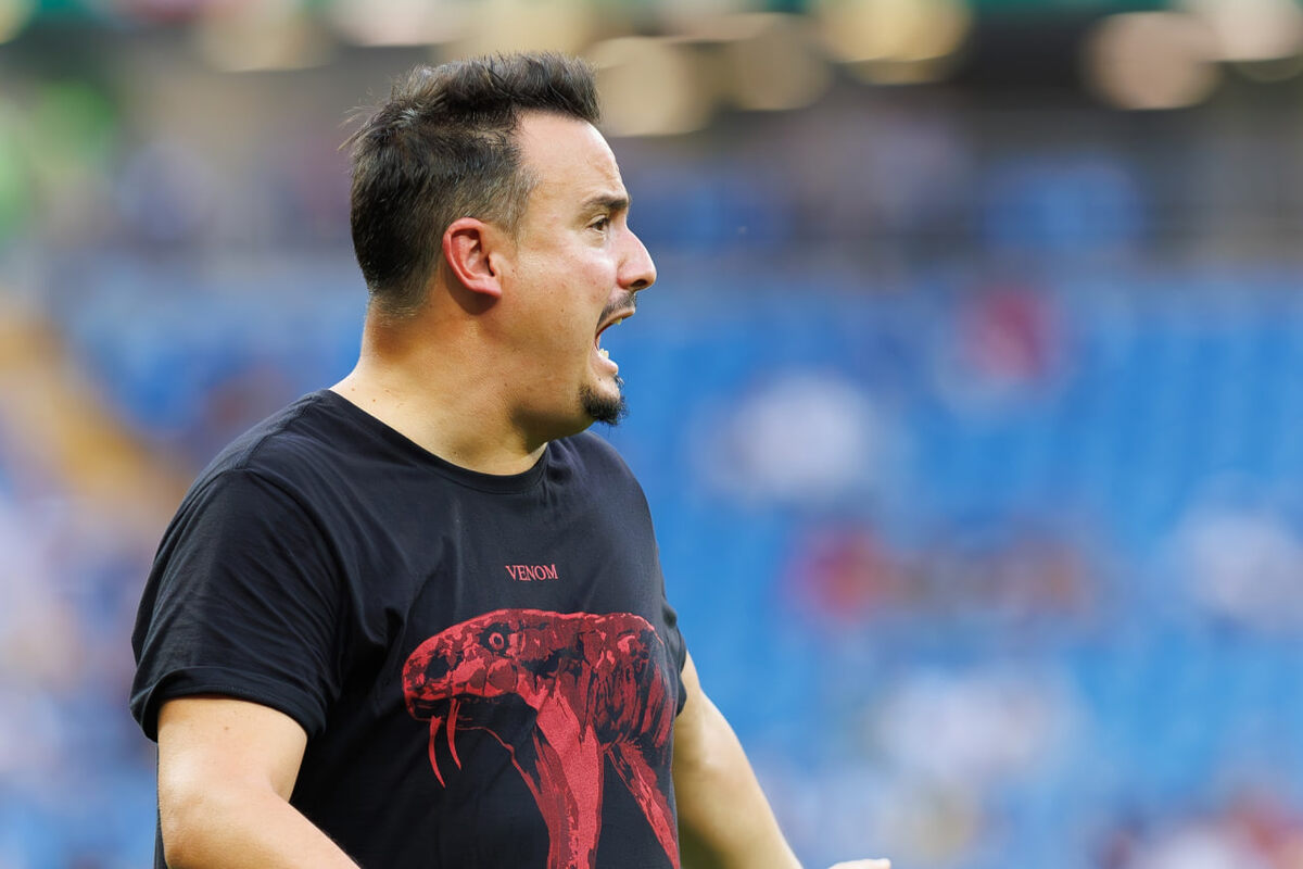 Альба свирепо кричит на своих игроков