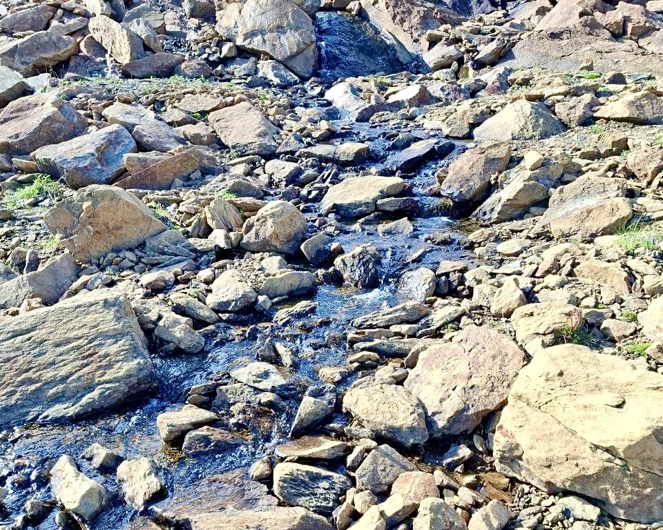 Скользкий мох и острые камни — внимательность важна.