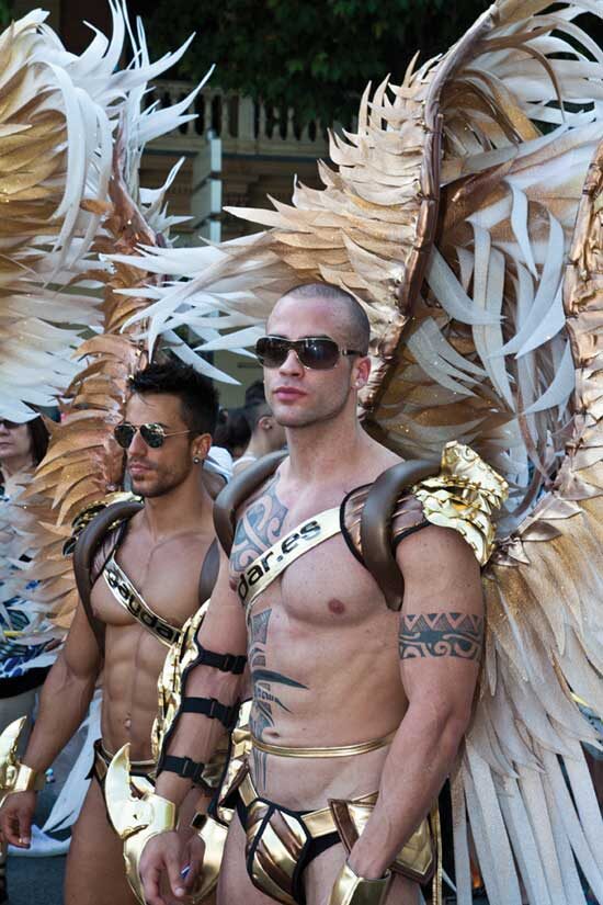 МАДРИД, ИСПАНИЯ - 3 ИЮЛЯ: Неизвестные участники НЕПРАВИЛЬНОГО парада 3 июля 2010 года в Мадриде, Испания.