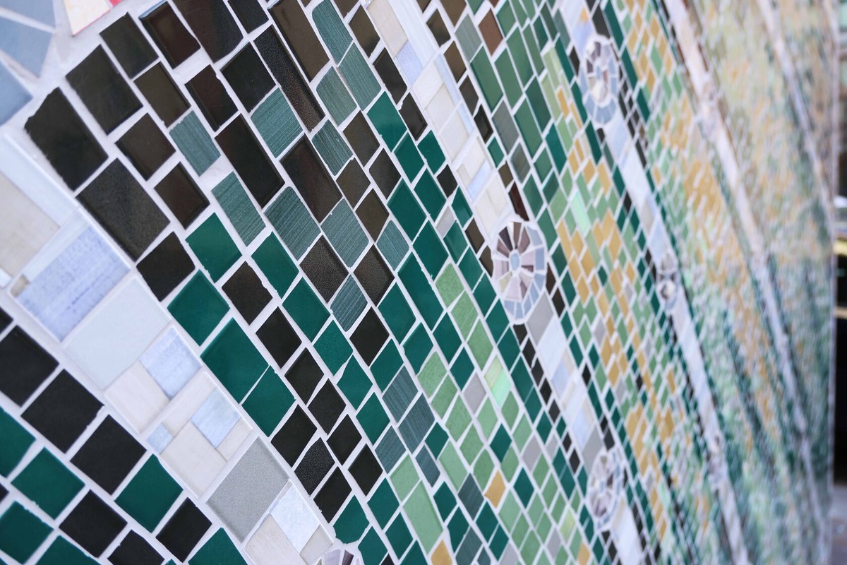 Модули мозаики очень ровные, а сама поверхность и швы затерты цементным шовным наполнителем.