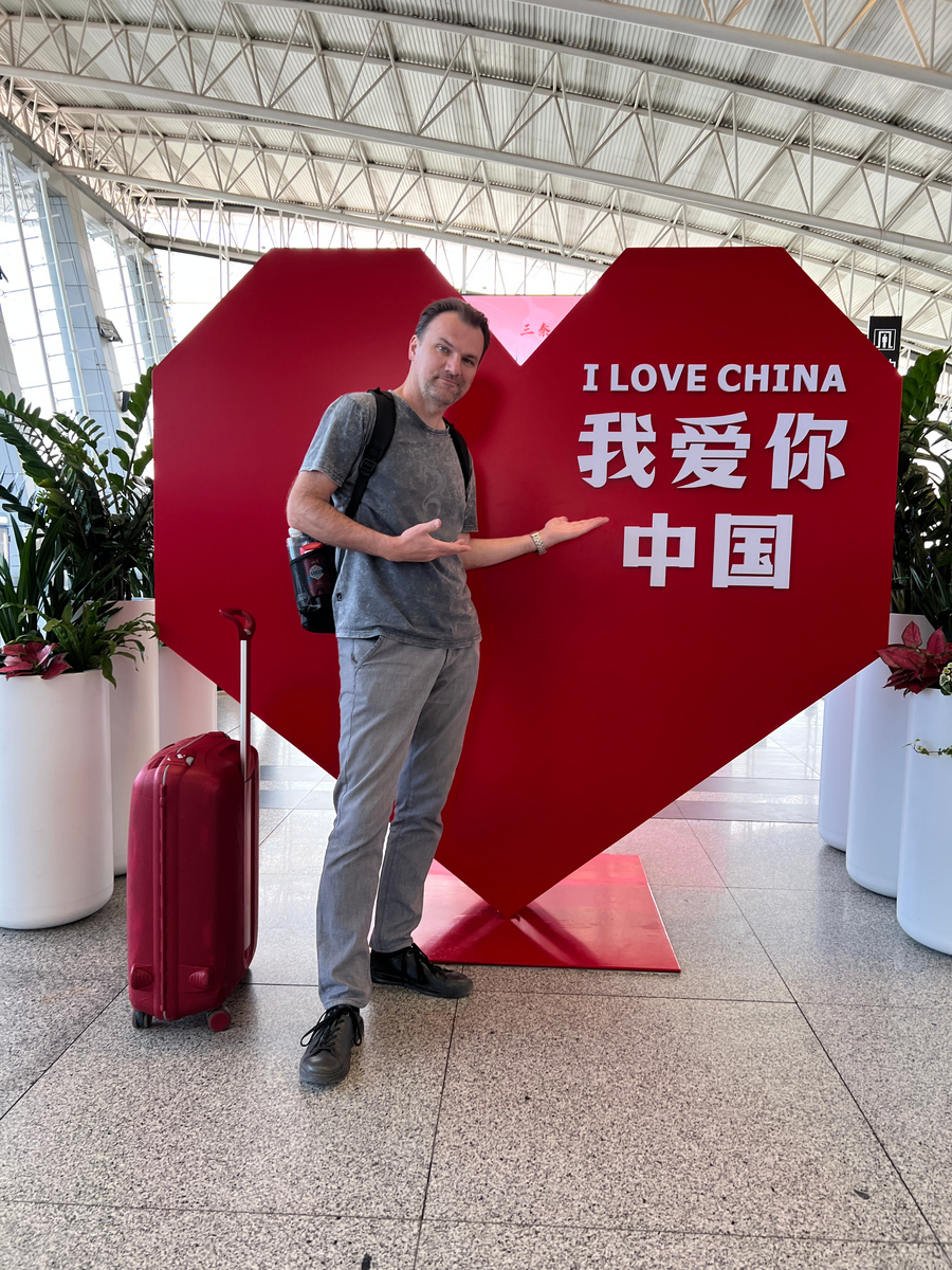 Я в аэропорту на фотозоне... ещё с часами :))