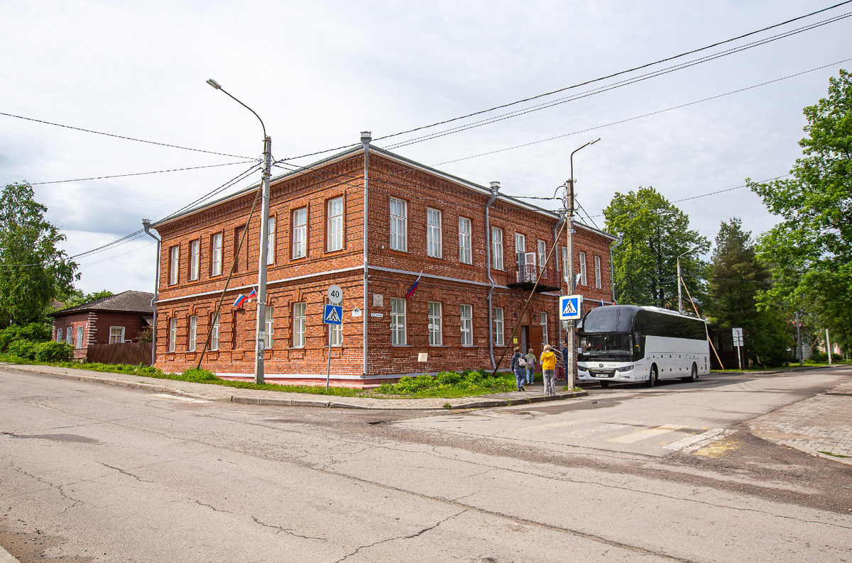 Белозерский краеведческий музей (бывшее Городское училище). Белозерск, Вологодская область. Фото автора статьи (ещё 1 фото, листайте галерею)  