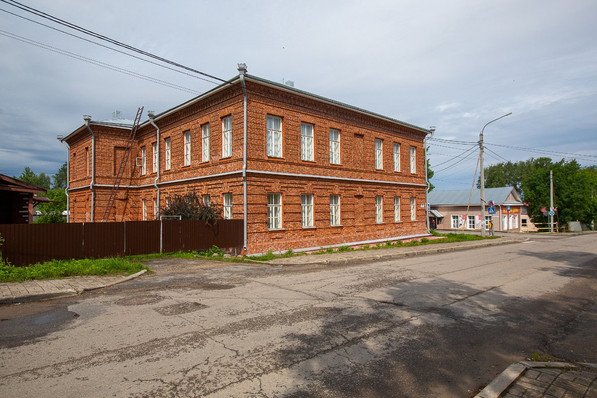 Белозерский краеведческий музей (бывшее Городское училище). Белозерск, Вологодская область. Фото автора статьи 