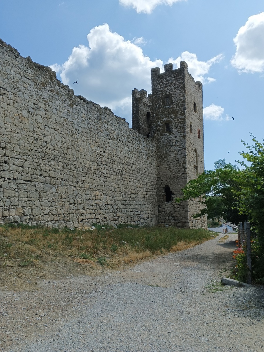 Эта часть стены сохранилась просто отлично. Фото Галины Малышевой.