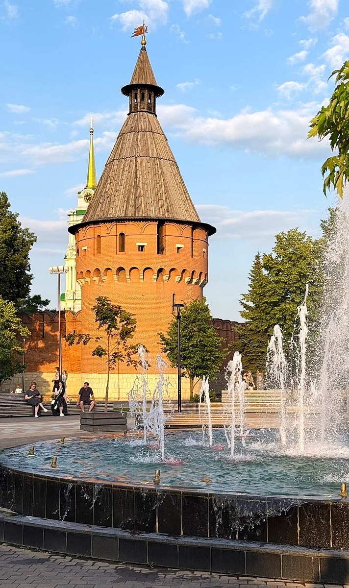 Фонтан и площадь за стенами Тульской крепости. Справа от фонтана, есть очень хорошее кафе - с вкуснейшими блюдами. 