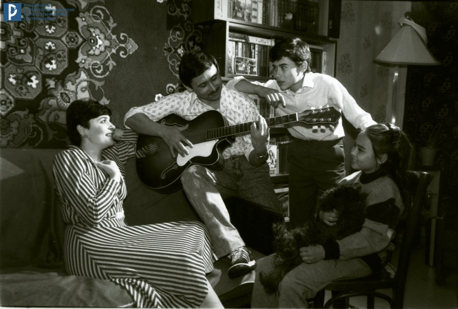 Член международного дублирующего экипажа космического корабля "Союз ТМ-13" – космонавт Т.А. Мусабаев (Казахстан) с женой и детьми в домашней обстановке. 8 мая 1991 г. РГАНТД. Арх. № 1-27609