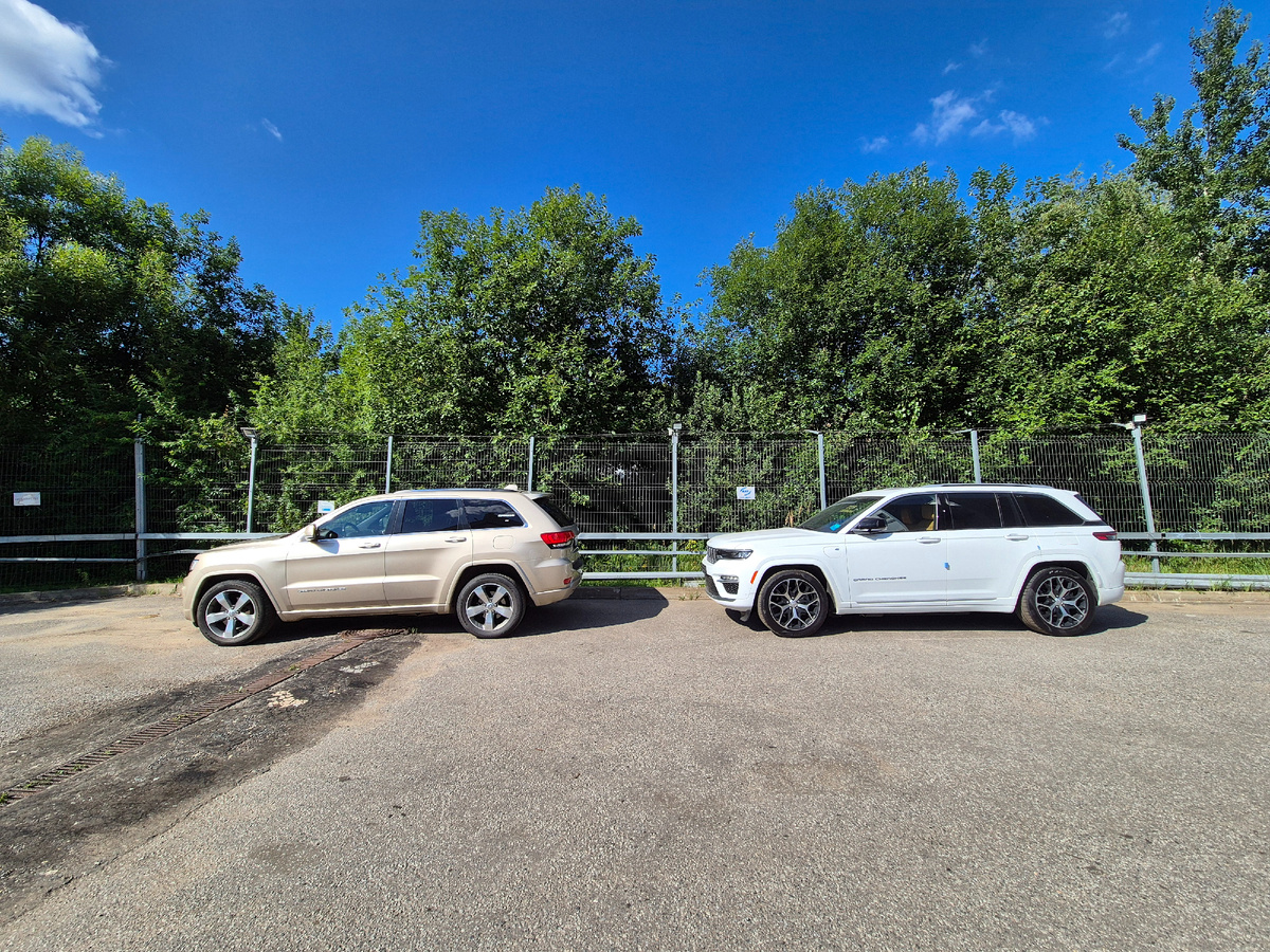 Слева WK2 Grand Cherokee, справа WL Grand Cherokee 4xe из Южной Кореи, доставленные нами под клиента.  +7-999-912-87-47