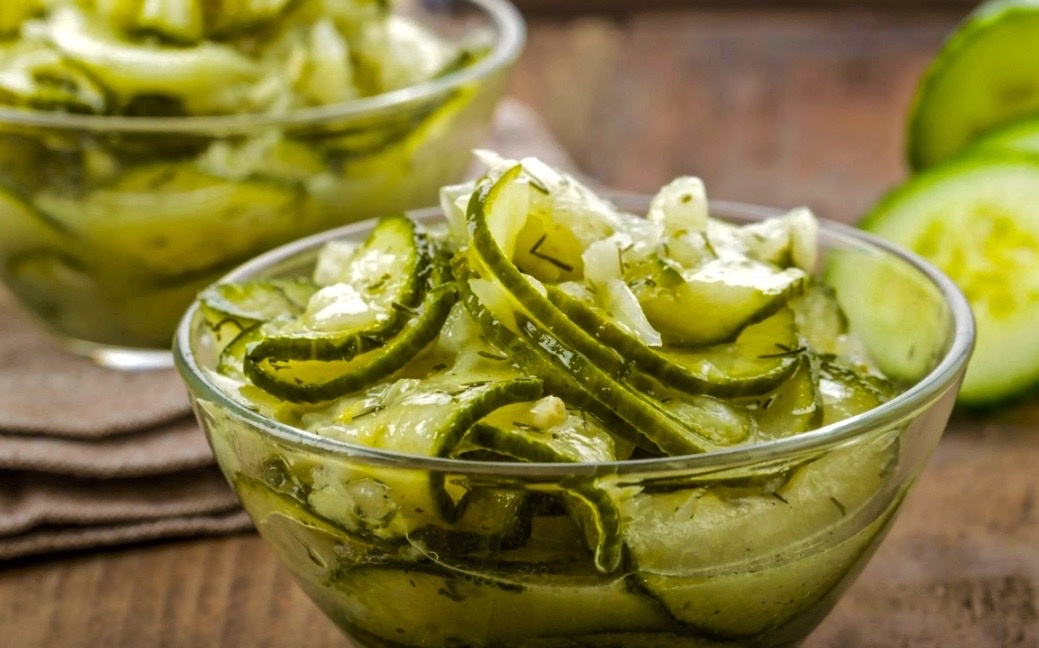 Салат «Нежный» из огурцов и яблок.