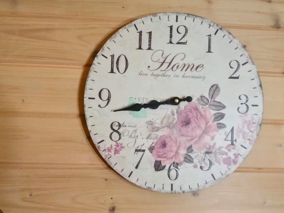 На деревянной стене часы в стиле прованс очень даже органично смотрятся