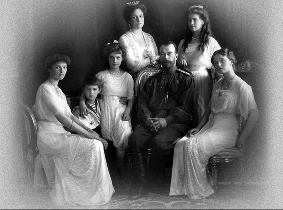 Николай II и его семья: последние дни перед трагедией 1918 года. Фото взято из общедоступных источников.