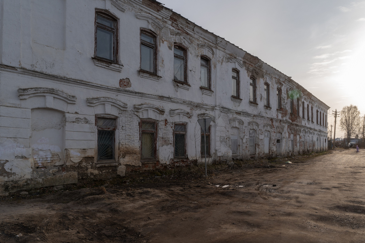 Дом с баннером вид сбоку