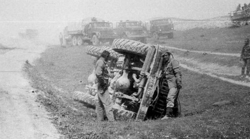 После душманского обстрела: "слетевший" ЗИЛ советской транспортной колонны пограничной ММГ. ДРА, 1983 год