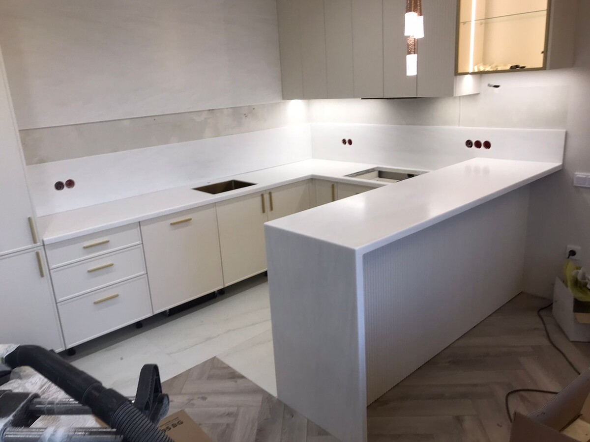 кухня с каменной столешницей из акрилового камня