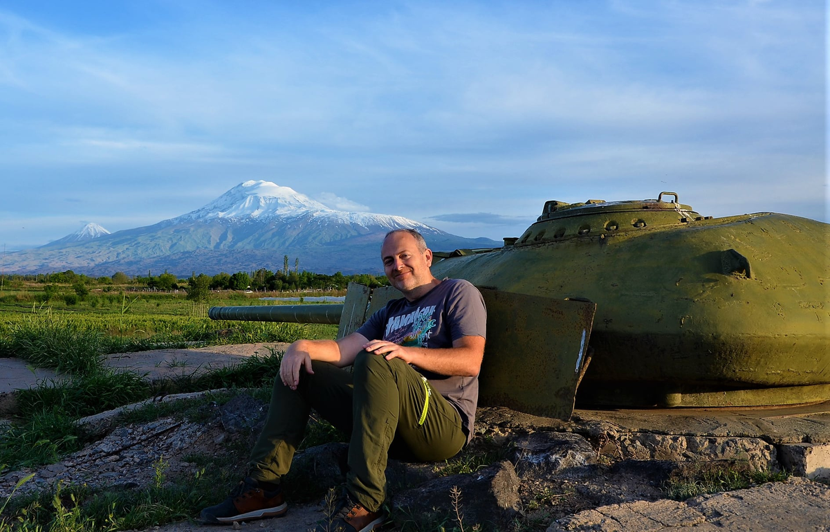 Александр Лапшин на фоне советской ТОТ