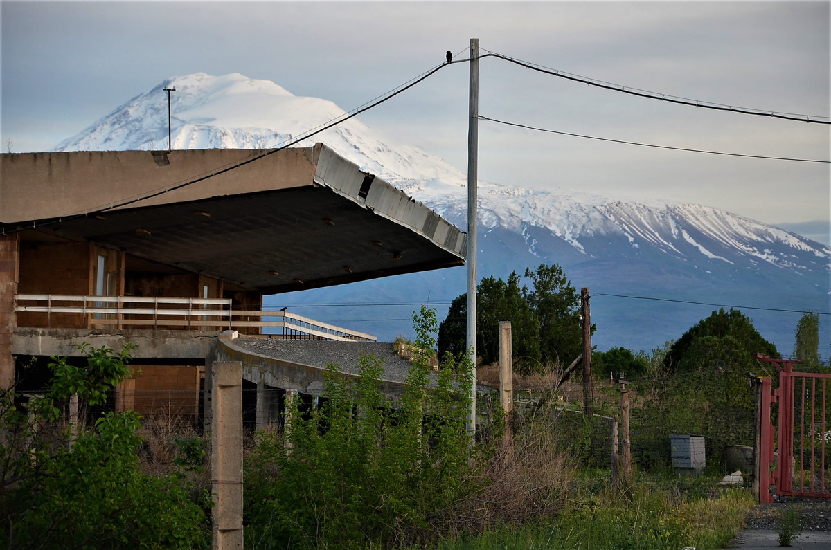 Рядом расположено еще советское КПП с удивительным пандусом, проволочными заграждениями и воротами на зону с контрольно-следовой полосой
