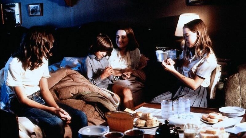 Кадр из фильма «Цементный сад», 1992 год, режиссер Эндрю Биркин