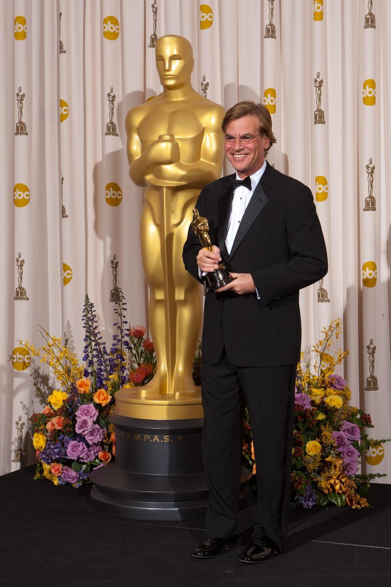    Аарон Соркин в 2011 году на церемонии вручения премии «Оскар», где он получил свою статуэтку за сценарий фильма «Социальная сеть»Legion-Media