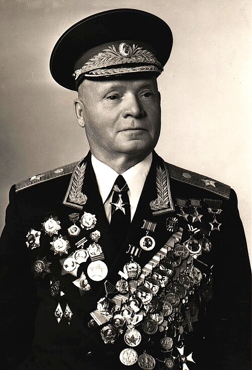 Дмитрий Данилович Лелюшенко (20 октября [2 ноября] 1901, Новокузнецовка, Ростовская область — 20 июля 1987, Москва) — видный советский танковый и общевойсковой военачальник. Генерал армии (08.05.1959). Дважды Герой Советского Союза (07.04.1940, 06.04.1945). Герой ЧССР (1970). Кандидат военных наук (1951)