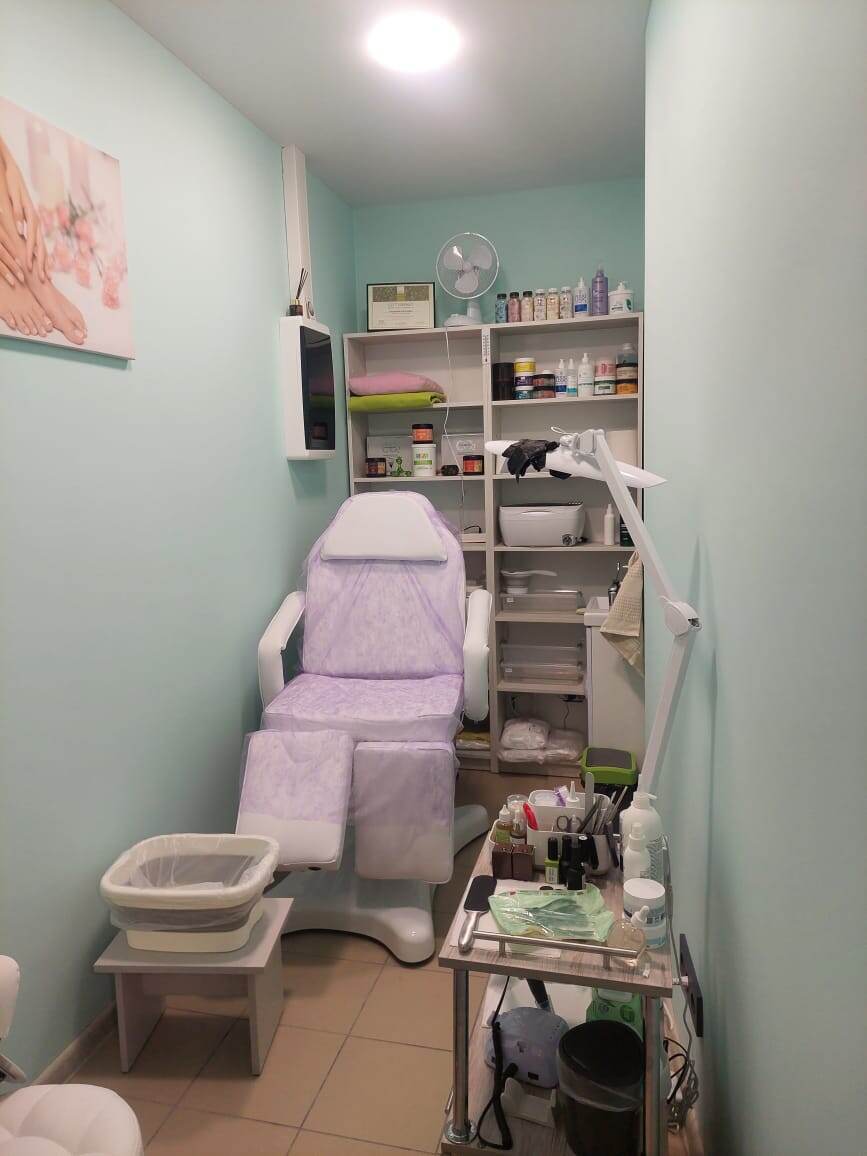 Педикюр в салоне красоты "Волна"