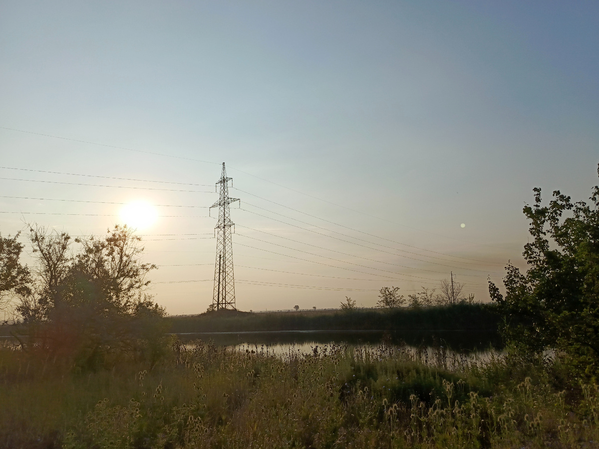 Георгиевский полумарафон... Сколько же там всего было - яркое солнце, уже сухая от зноя трава, ЛЭП, поезда, река... Необычная, завораживающая красота. Фото от фотографов Георгиевского полумарафона.