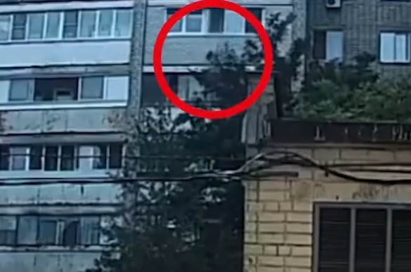     Кадры видео падения ребёнка