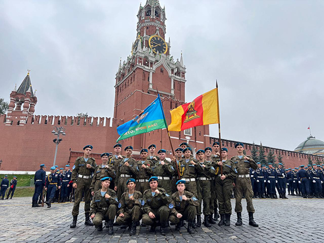 Ребята из тверского клуба «Сириус» прошли парадом по Красной площади