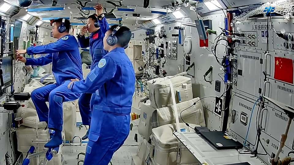 Тайконавты контролируют уход грузового корабля. Фото: CNSA