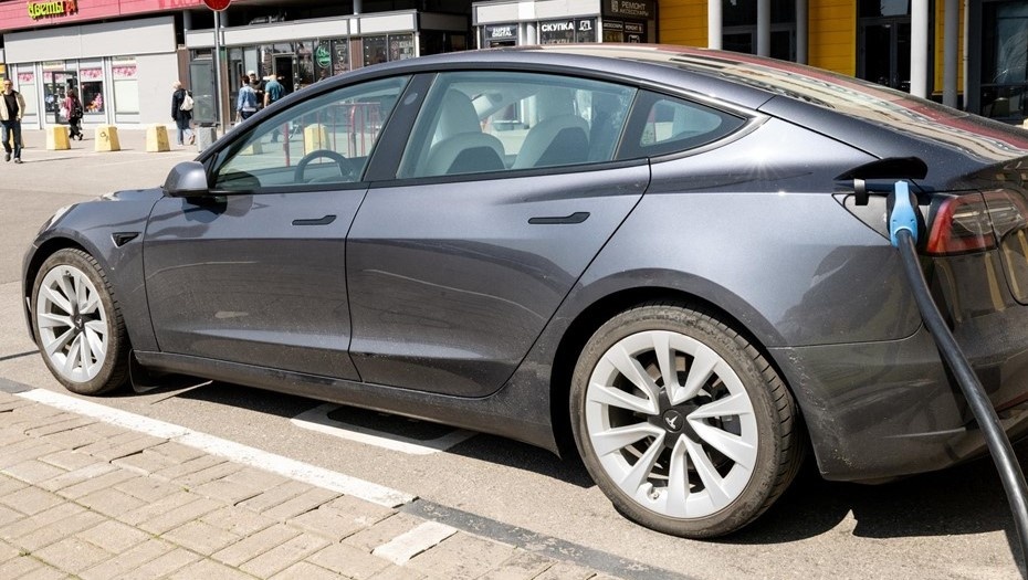    Электромобиль стоит на специальной парковке ТРЦ Сити Молл, оборудованном зарядным устройством. Автор фото: Тихонов Михаил