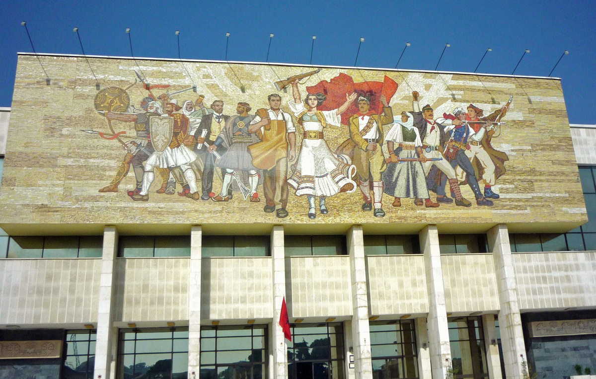 Мозаика "Албания" на фасаде Национального музея