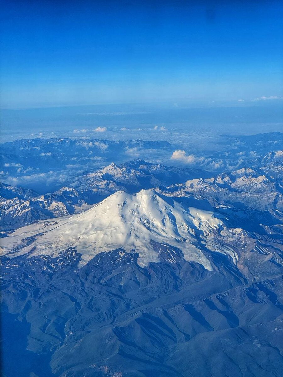 Эльбрус под крылом самолёта Москва -- Сухум