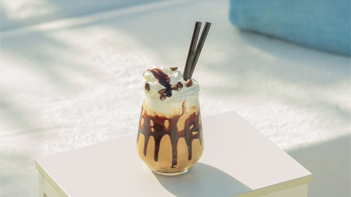 Кофе со взбитыми сливками и домашним сиропом.