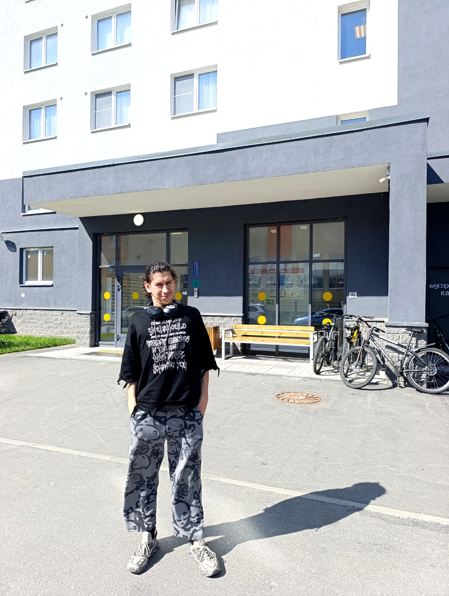 У подъезда. Нет. Это явно не парадная)). 