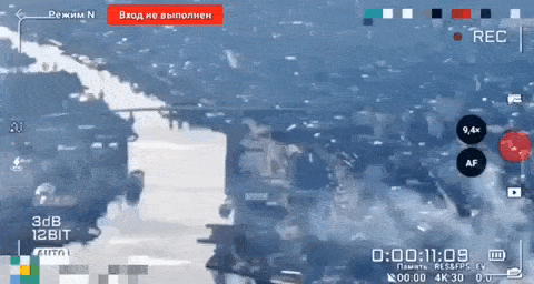    Момент прилёта ФАБ-1500 по мосту в Херсоне//Видео из ТГ-канала военкора Александра Сладкова