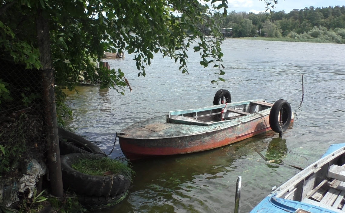 Фото: Елены Тюриной. Лодка на берегу залива. Остров Зелёный. Июль 2025 г.