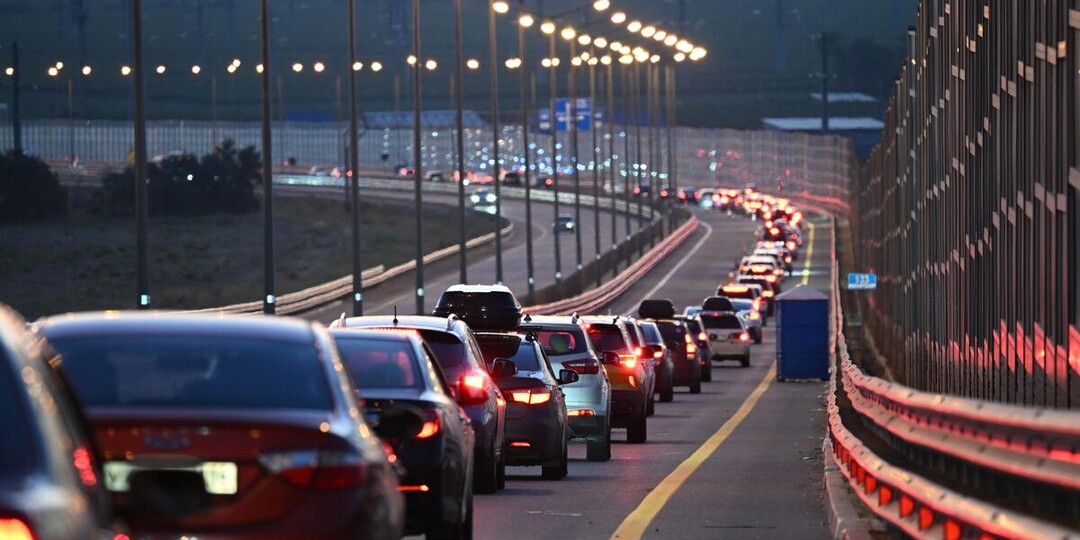 У Крымского моста скопилась очередь из 625 автомобилей