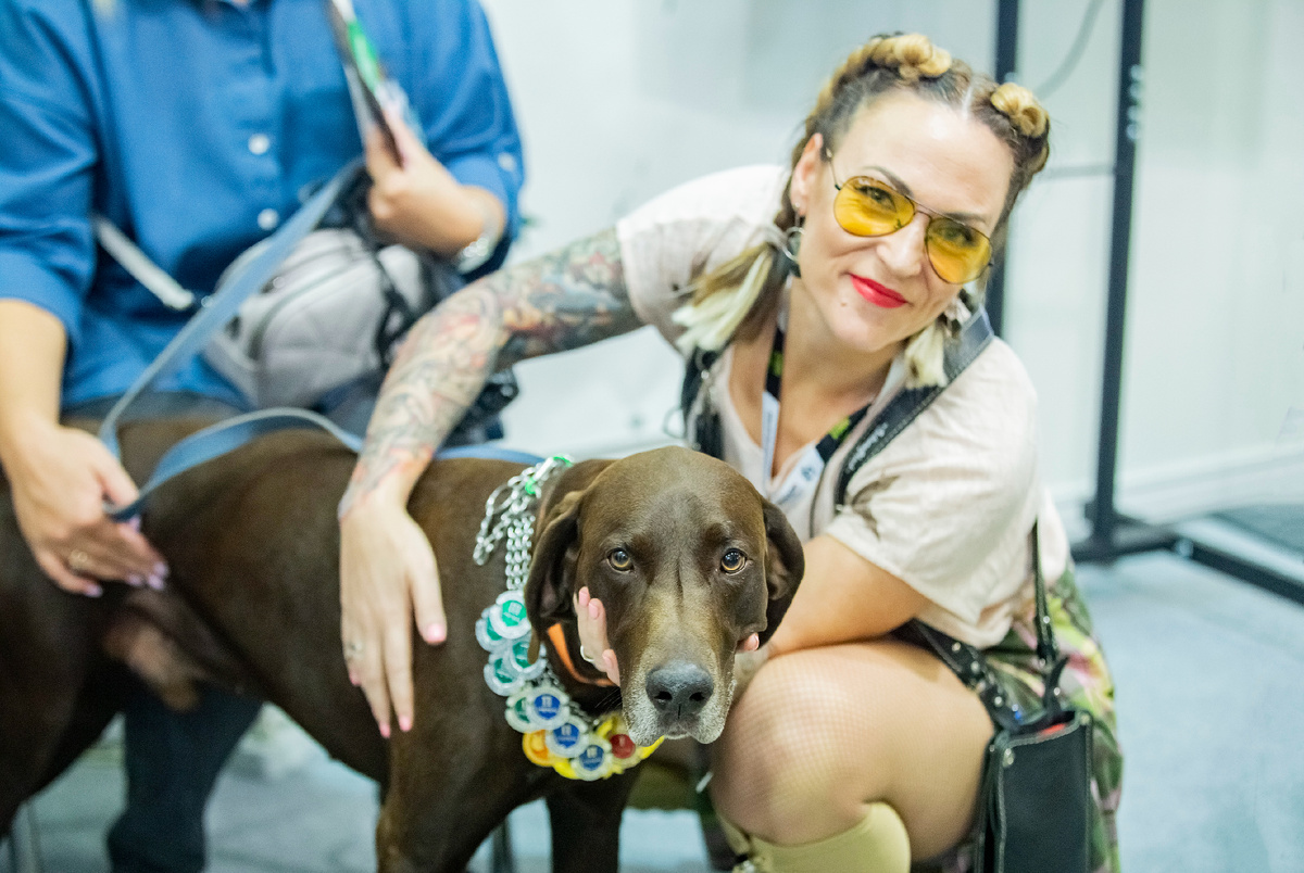 Международная выставка "Охота и рыболовство на Руси" Москва, осень 2024 г. На фото: Нина Маршак (креативный продюсер / PR-агент в образе ведущей блога, контетн и видео мейкера) и пёс по кличке Брендон. 