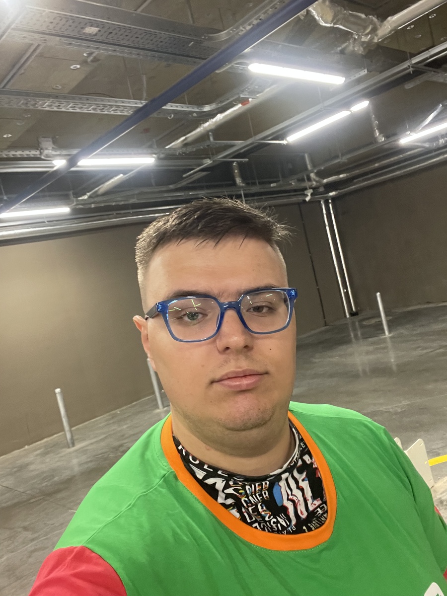 Более того, даже можно работать курьером не как я, когда прикреплен к определенной точке, а есть просто разовые заказы, где просят, например, доставить документы из одного офиса какой-нибудь организации в другой. Фото: Михаил Лайф Влог