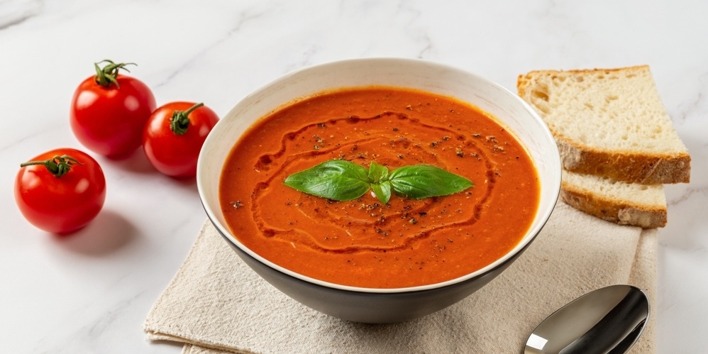 Необходимые ингредиенты:
Спелые мясистые помидоры — 500 граммов
Луковица средняя — 1 штука
Зубчик чеснока — 1-2 штуки
Оливковое масло — 2 столовые ложки
Базилик свежий — небольшой пучок
Кусочек свежего сыра моцарелла — опционально
Щепотка соли и перца
Горсть сухого белого вина (можно заменить бульоном)


Поэтапный рецепт приготовления:
Промыть помидоры, удалить кожицу (для этого удобно предварительно ошпарить кипятком), нарезать небольшими кусочками.
Мелко нашинковать лук и чеснок, спассеровать их на оливковом масле до мягкого состояния, но не пережаривать.
Добавить нарезанные помидоры и оставить на слабом огне, чтобы выпарился лишний сок. Периодически мешать, чтобы предотвратить пригорание.
Через десять минут влить вино или куриный/овощной бульон, перемешать и накрыть крышкой, оставив на огне еще минут на пятнадцать-двадцать.
Готовые помидоры протереть через сито либо взбить блендером до гладкости, добившись консистенции пюре.
Посыпать сверху свежими листьями базилика, сбрызнуть капелькой оливкового масла и подать горячим. Для любителей сыров можно дополнить блюдо шариком моцареллы, расплавленным в горячей тарелке.