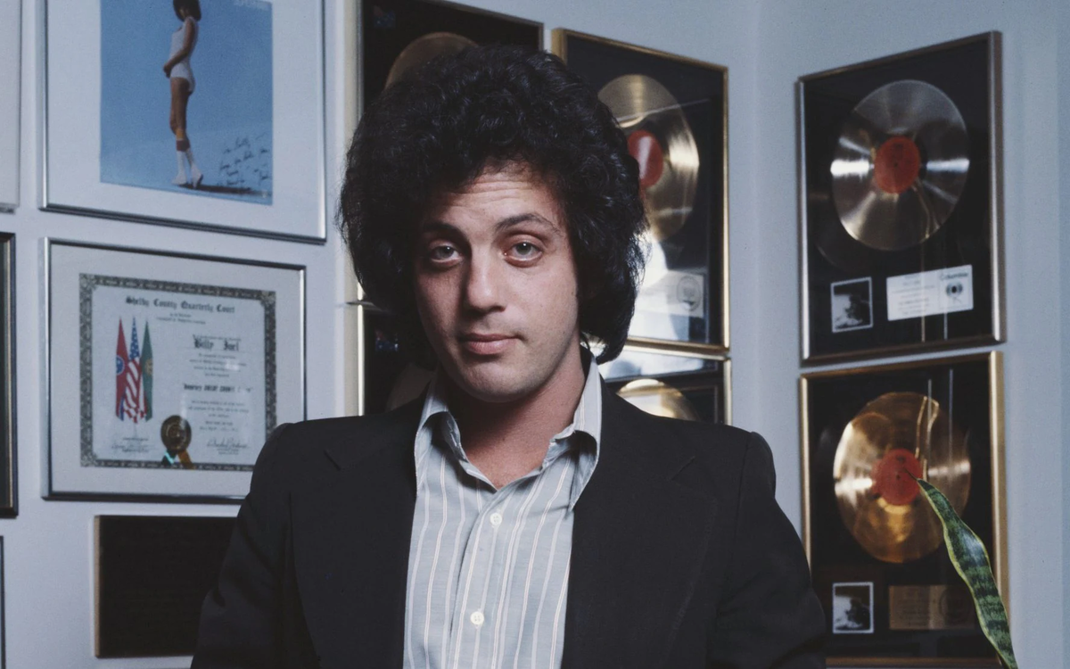 Американский певец и автор песен Билли Джоэл дома перед некоторыми из своих золотых дисков в 1978 году. Фото: Майкл Патлэнд